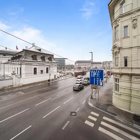 Prezidentský S Výhľadom Na Palác *